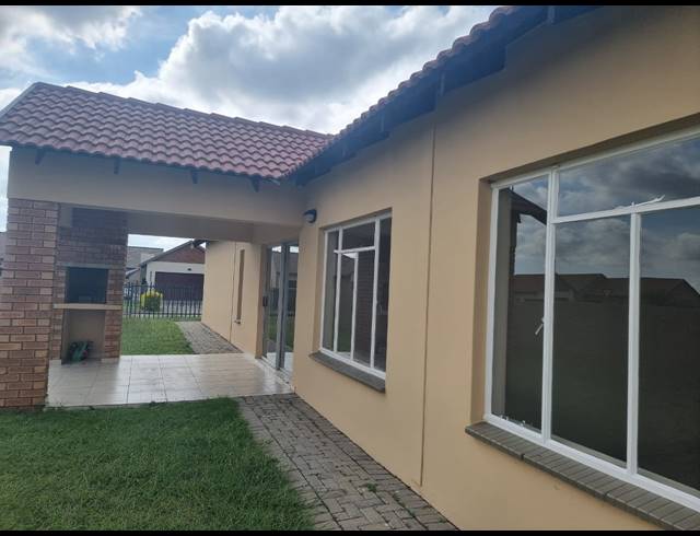 3 BEDROOM TOWNHOUSE FOR SALE IN WATERKLOOF HILL ESTATE